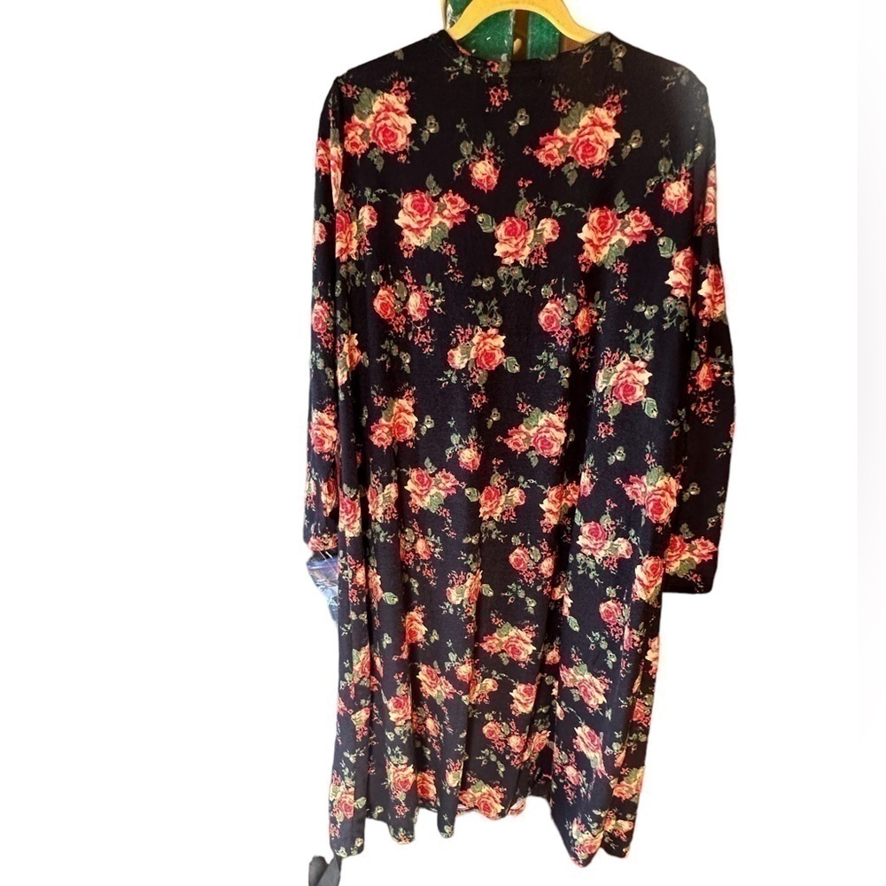 Lularoe large black Sarah cardigan with roses ex-retailer‎ stash.Worn for pics . - Picture 3 of 7